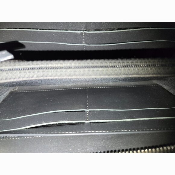 Pristine Condition Chanel Striated Iridescent Patent Leather Zippy Wallet - Picture 8 of 11